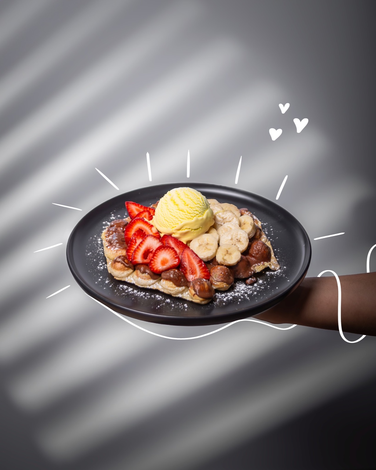 Waffle con banana, fresa y helado