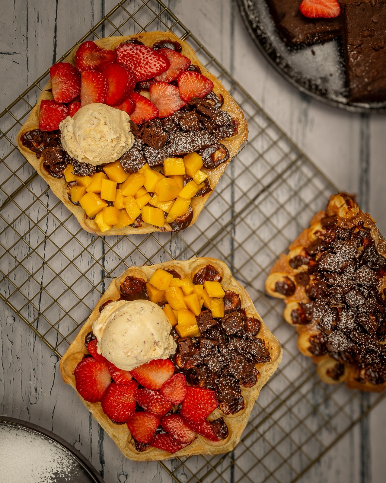 Waffles con fresa, mango y helado