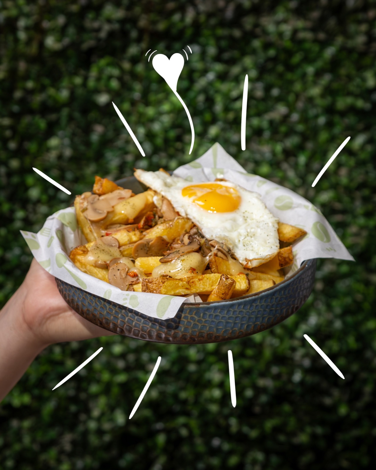 Papas bravas con huevo frito